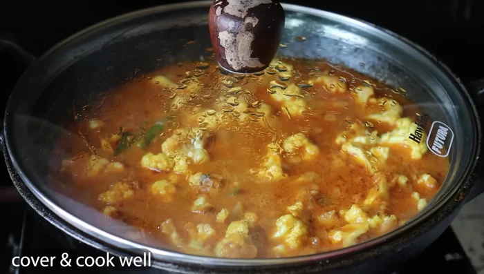 Make the final adjustments to the gravy consistency.