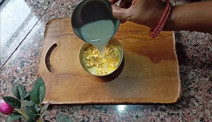 In a bowl, whisk together custard powder and ½ cup of cold milk until smooth and lump-free. (191.2)