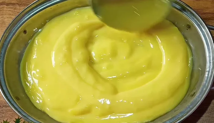 Spread a layer of custard in a serving dish. (375.12)