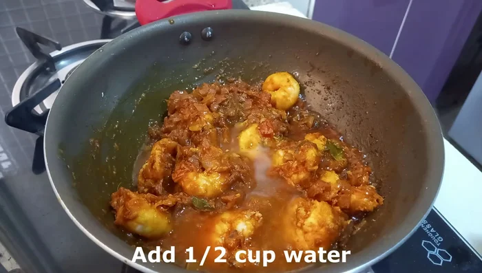 Add the fried shrimp, stir well, add water, cover, and cook for another 5-7 minutes on low heat.