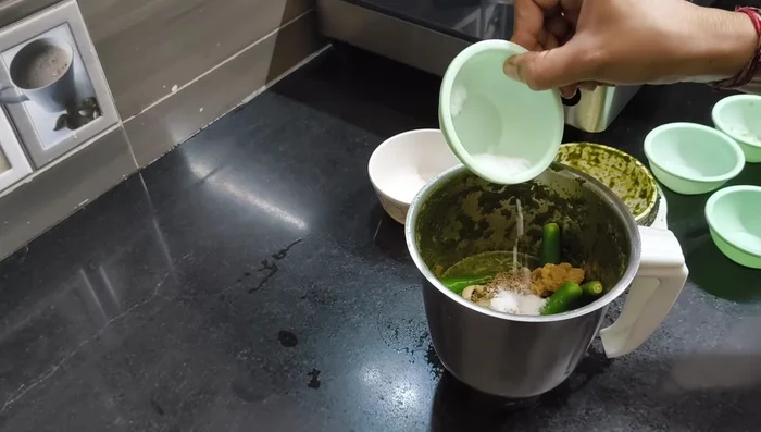 Mix all ingredients well.