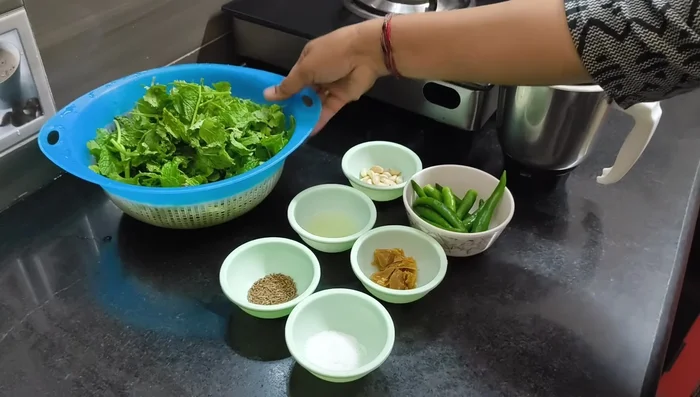 Wash mint and coriander leaves thoroughly.