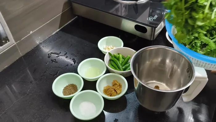 Add coriander and mint leaves to a mixie jar.