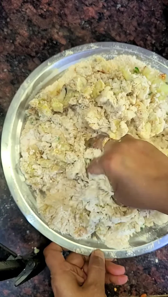 Combine the mashed banana-potato mixture with the flour mixture. Add celery as desired. Knead into a dough without adding water.