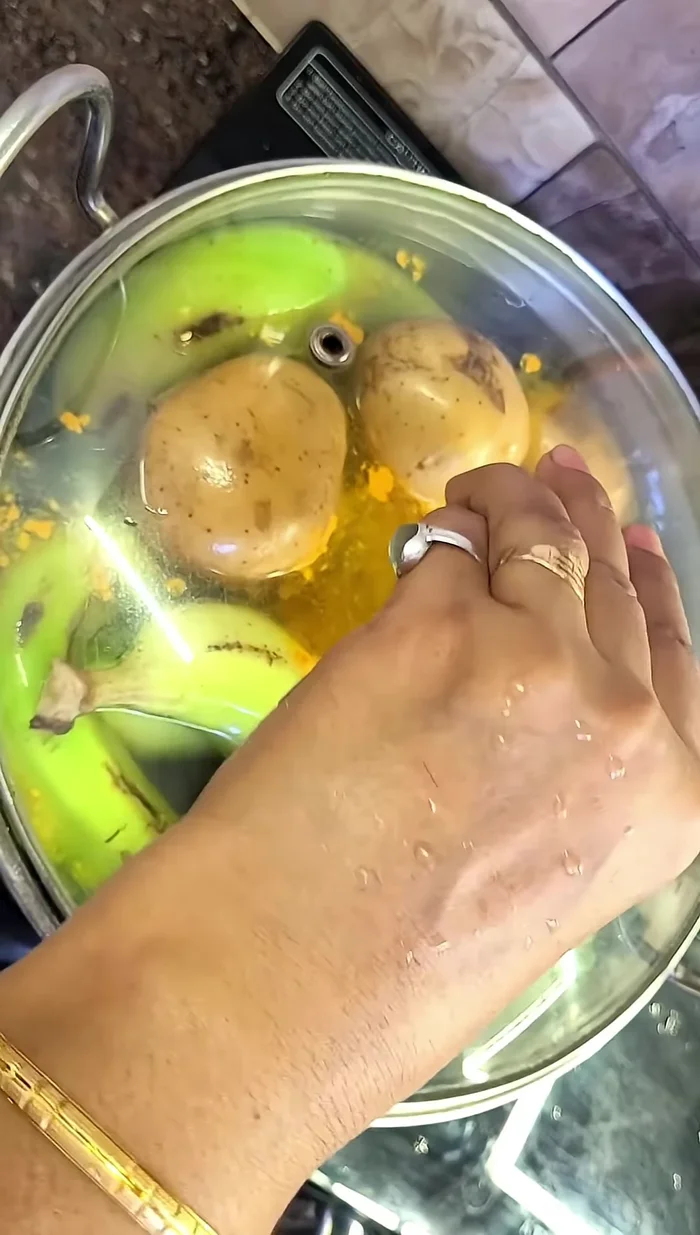 Boil 1 kg of raw bananas and 4 potatoes with turmeric to prevent discoloration. You can use a cooker.