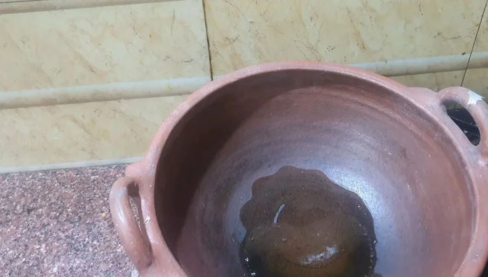 Heat oil in a pan. Add mustard seeds and let them splutter.