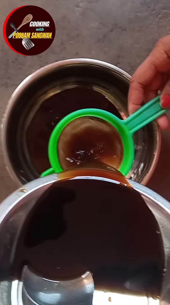 Add two bowls of wheat flour to the filtered jaggery and mix well to a consistency that is neither too thick nor too thin.