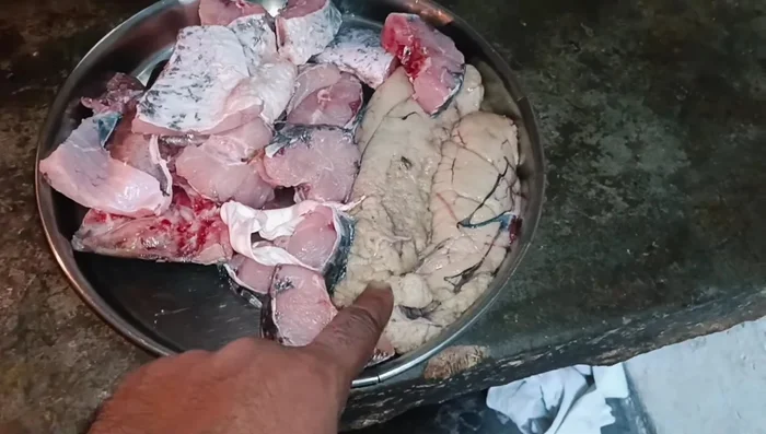 Clean the Rohu fish thoroughly. Cut it into desired pieces.