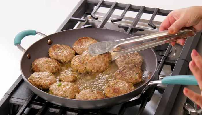 Remove kebabs from pan. Add sliced onion to the remaining oil and cook for 30-40 seconds.