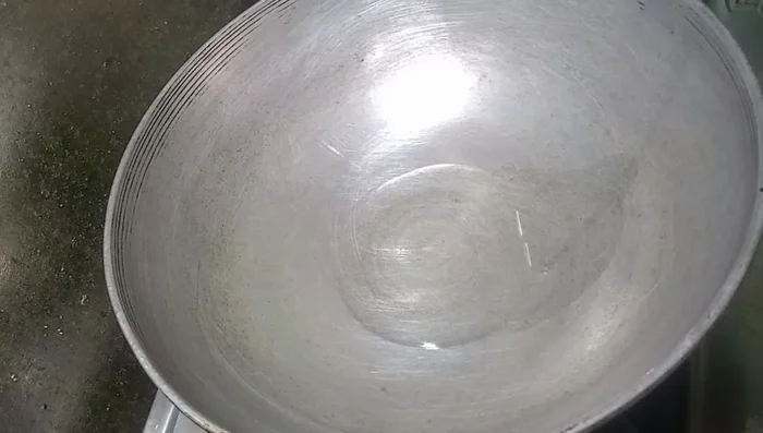 Heat ghee in a pan over low heat.