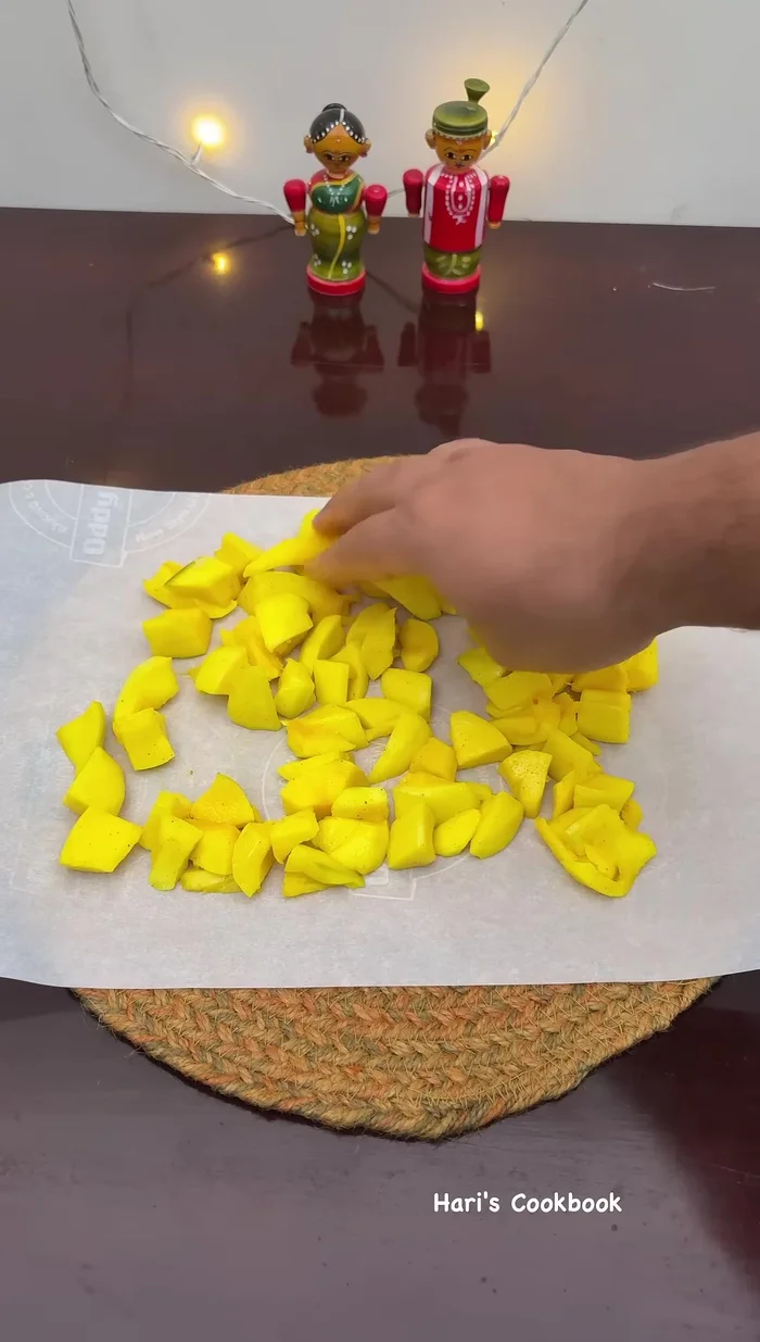 Squeeze the mango pieces to remove any lumps, place a weight on top, and leave them overnight. Keep the peeled mango pieces in the sun for 1-3 days to dry thoroughly.