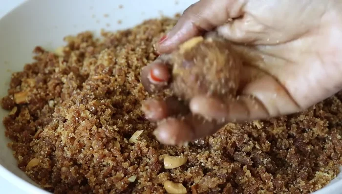 Shape the mixture into laddus.